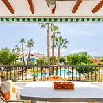 A&n Spacious Family House With Pool & Garden Hébergement de vacances