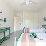 A&n Spacious Family House With Pool & Garden Hébergement de vacances