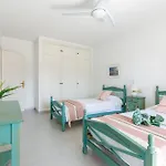 A&n Spacious Family House With Pool & Garden Hébergement de vacances *