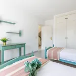 A&n Spacious Family House With Pool & Garden Hébergement de vacances *