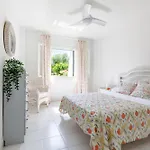 A&n Spacious Family House With Pool & Garden Hébergement de vacances *