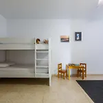 Hébergement de vacances A&n Spacious Family House With Pool & Garden
