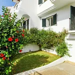 Hébergement de vacances A&n Spacious Family House With Pool & Garden *